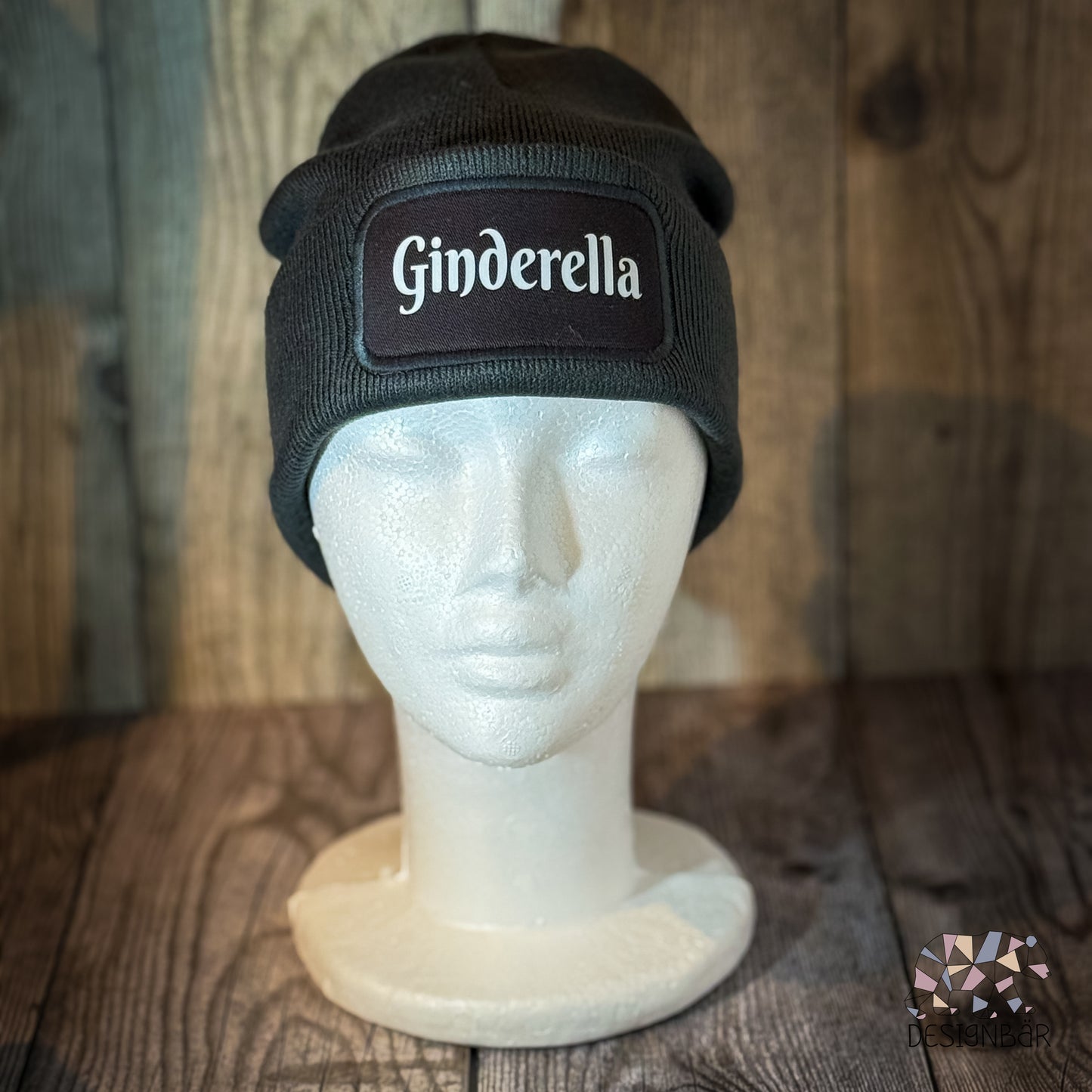 Dunkelgraue Beanie mit Patch „Ginderella" von Designbär