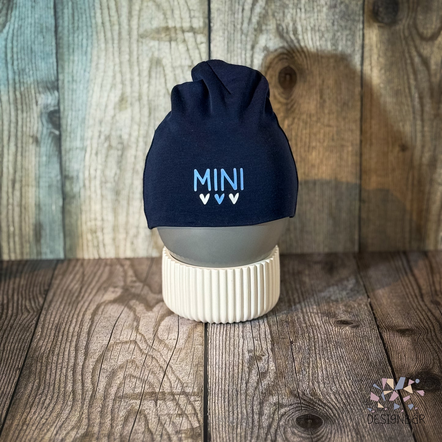 Navyblaue Babymütze mit Aufdruck „MINI" von Designbär