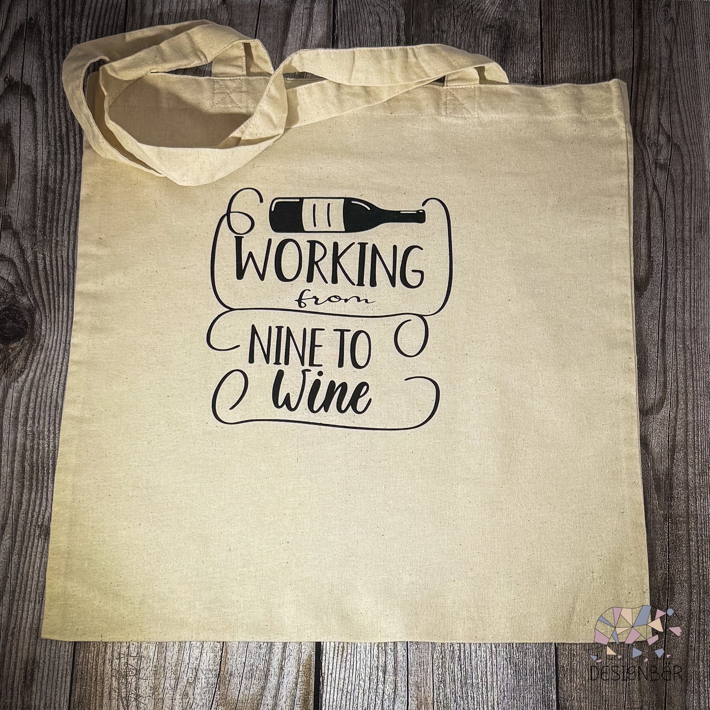 Naturfarbener Jutebeutel mit Aufdruck „From Nine To Wine" von Designbär