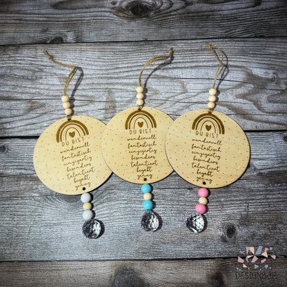 Sonnenfänger mit Regenbogenmotiv und Kristallanhängern von Designbär