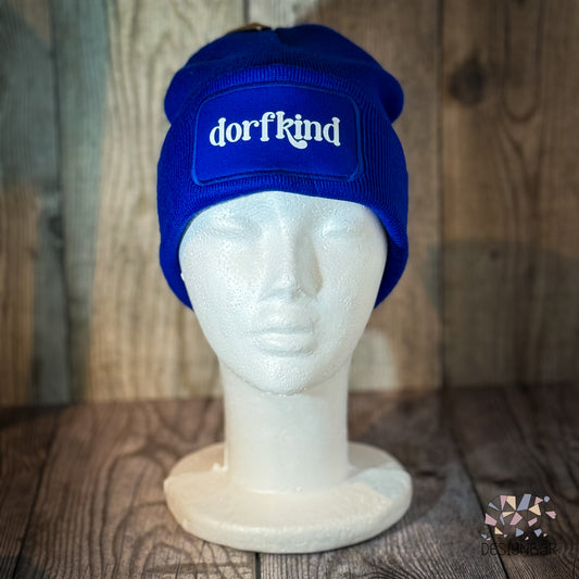 Royalblaue Beanie mit Patch „Dorfkind" von Designbär