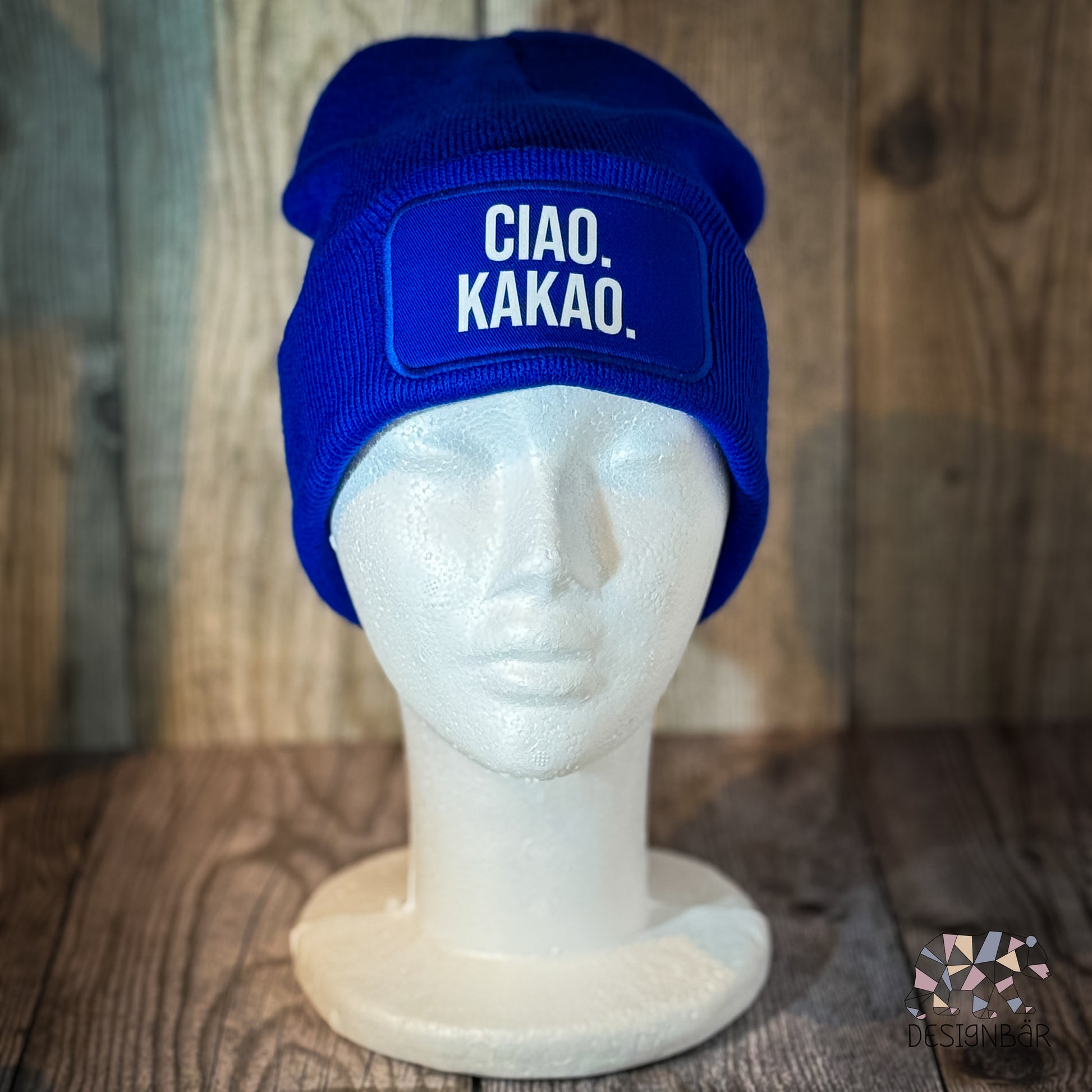 Royalblaue Beanie mit Patch „Ciao. Kakao." von Designbär