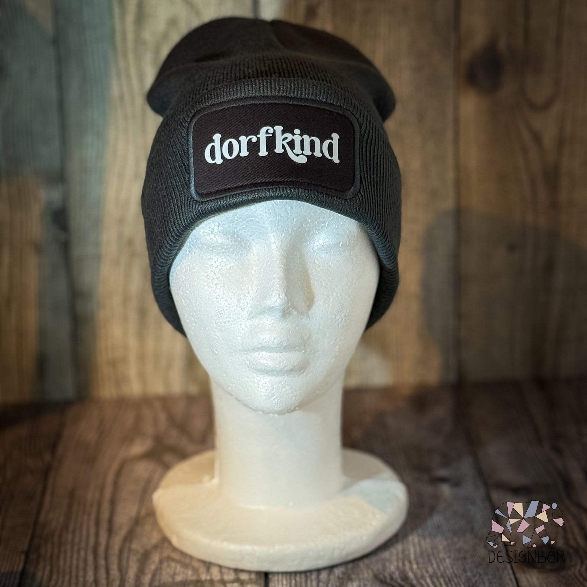 Dunkelgraue Beanie mit Patch „Dorfkind" von Designbär