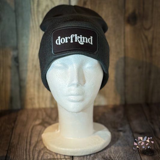 Dunkelgraue Beanie mit Patch „Dorfkind" von Designbär