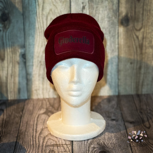 Weinrote Beanie mit Patch „Ginderella" von Designbär