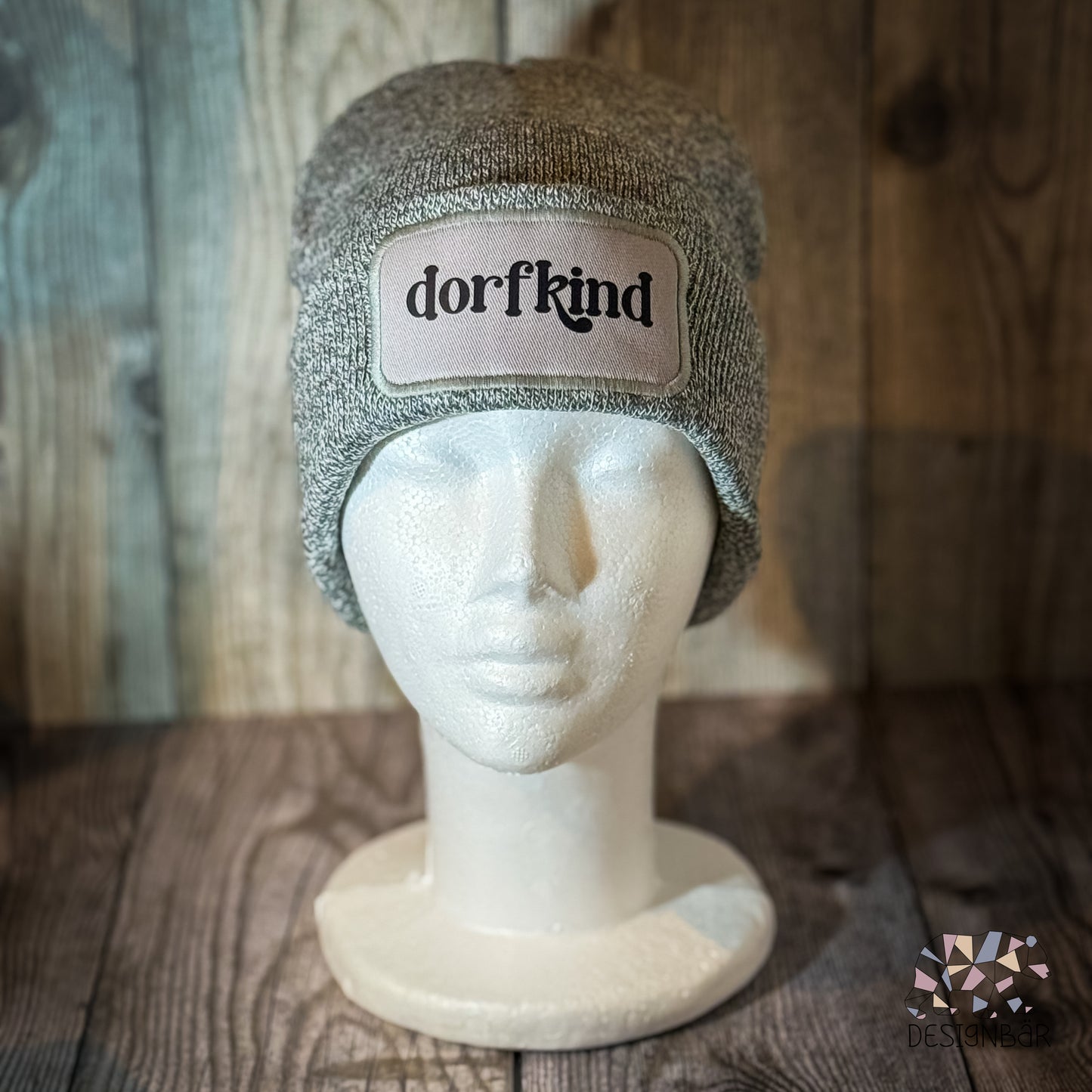 Hellgraue Beanie mit Patch „Dorfkind" von Designbär