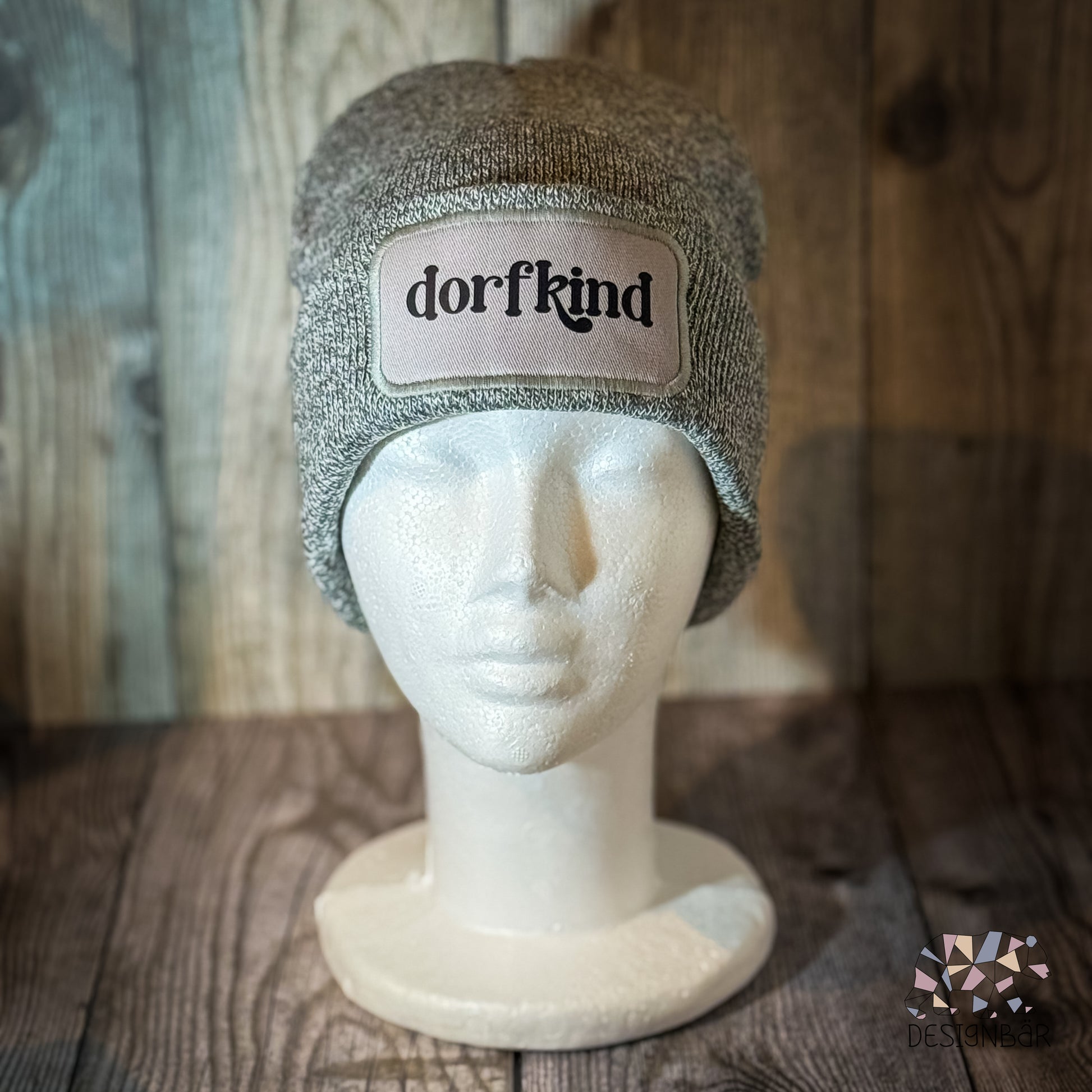 Hellgraue Beanie mit Patch „Dorfkind" von Designbär