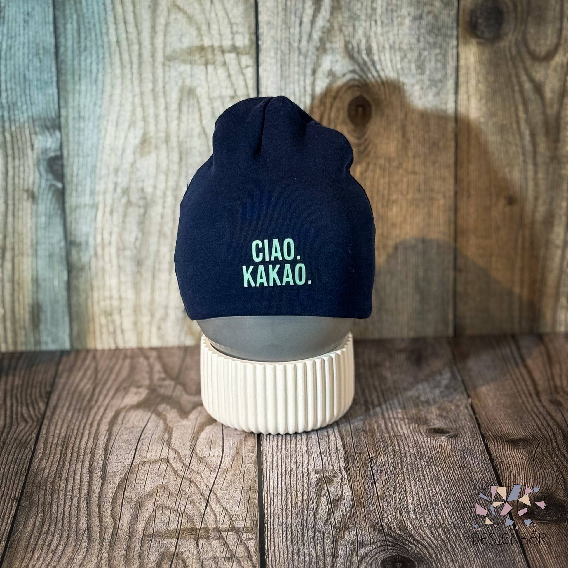 Navyblaue Babymütze mit Aufdruck „Ciao. Kakao." von Designbär