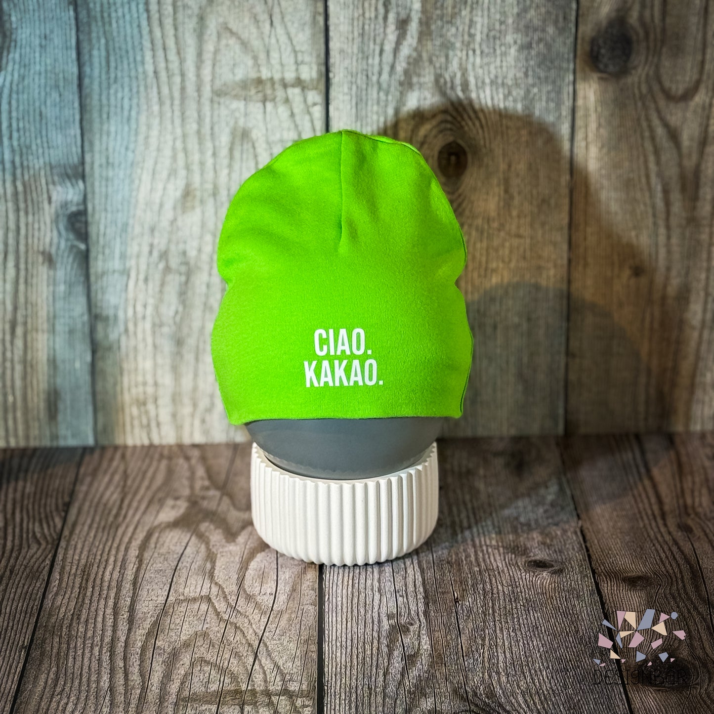 Hellgrüne Babymütze mit Aufdruck „Ciao. Kakao." von Designbär