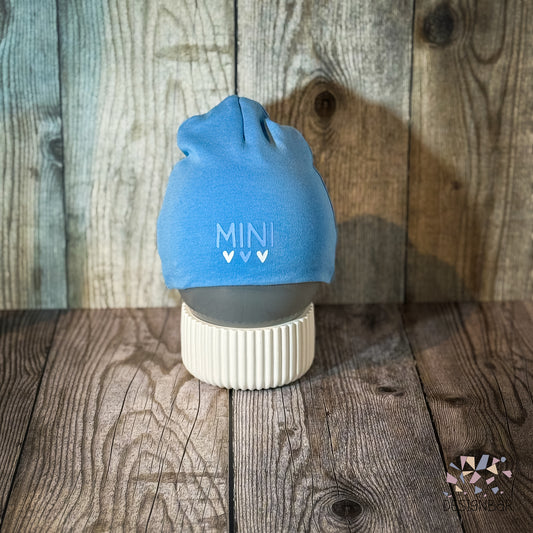 Hellblaue Babymütze mit Aufdruck „MINI" von Designbär