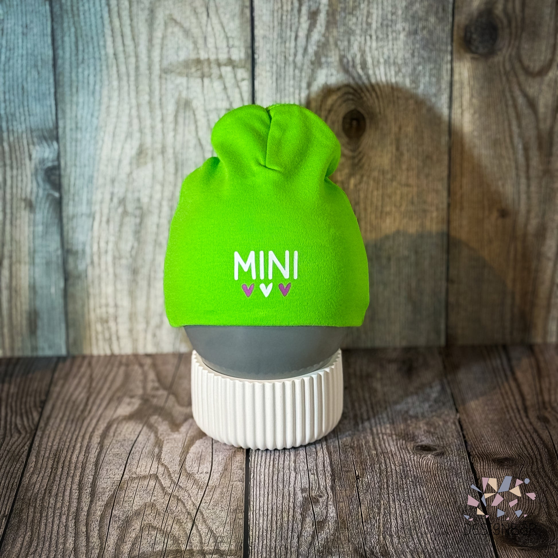 Hellgrüne Babymütze mit Aufdruck „MINI" von Designbär
