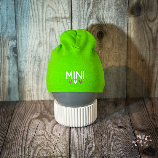 Hellgrüne Babymütze mit Aufdruck „MINI" von Designbär