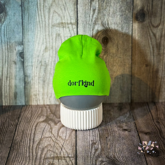 Hellgrüne Babymütze mit Aufdruck „Dorfkind" von Designbär