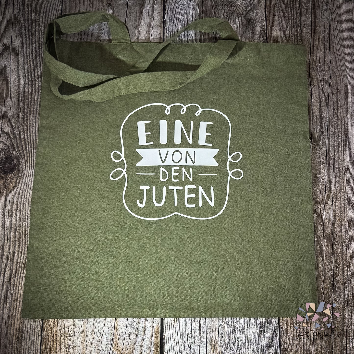 Olivgrüner Jutebeutel mit Aufdruck „Eine von den Juten" von Designbär