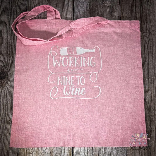 Rosa Jutebeutel mit Aufdruck „Working from…" von Designbär