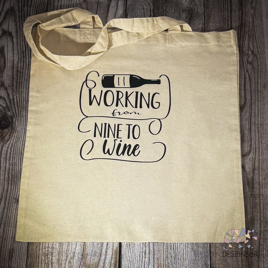 Naturfarbener Jutebeutel mit Aufdruck „From Nine To Wine" von Designbär