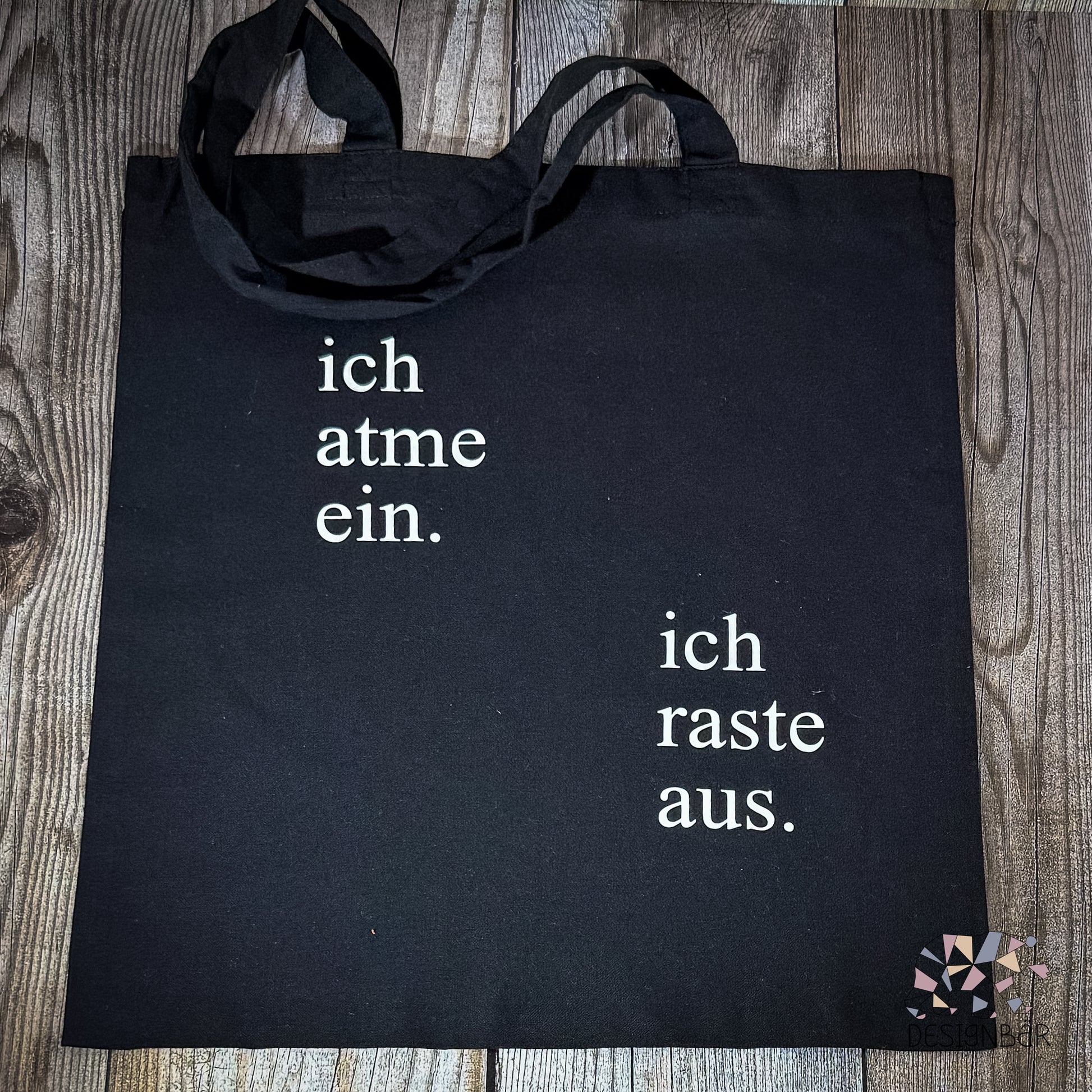 Schwarzer Jutebeutel mit Aufdruck „Ich atme ein. Ich raste aus." von Designbär